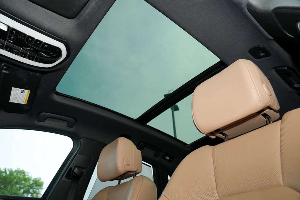 Certified 2024 Porsche Macan AWD/4WD image 23
