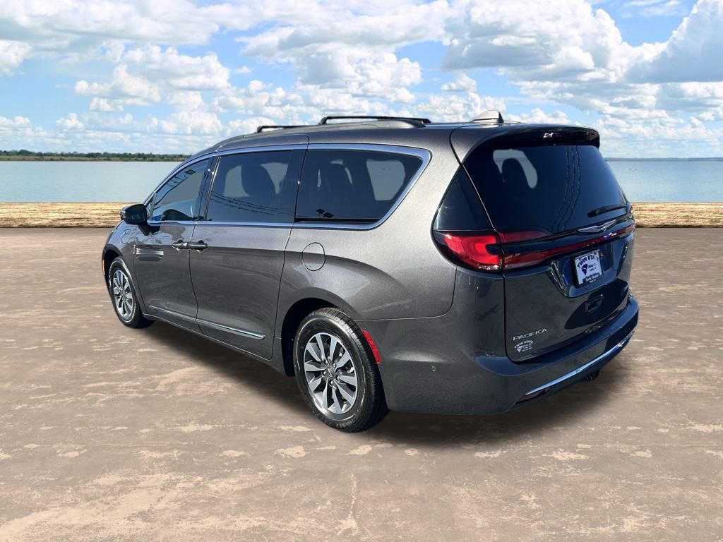 Used 2022 Chrysler Pacifica Limited w/ Uconnect Theater Family Group image 10