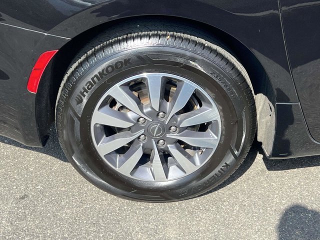 Certified 2021 Chrysler Pacifica Touring-L w/ Uconnect Theater Family Group FWD image 6