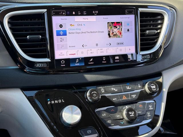 Used 2023 Chrysler Pacifica Touring-L image 19