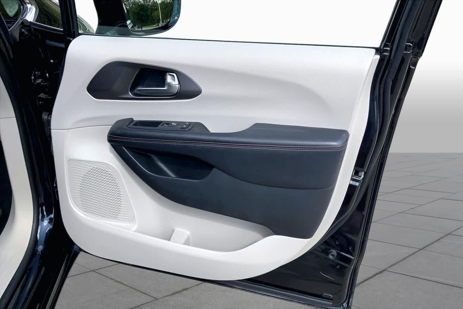 Used 2020 Chrysler Pacifica Touring-L FWD image 21
