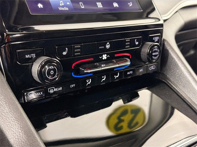 Used 2023 Jeep Grand Cherokee Laredo image 15