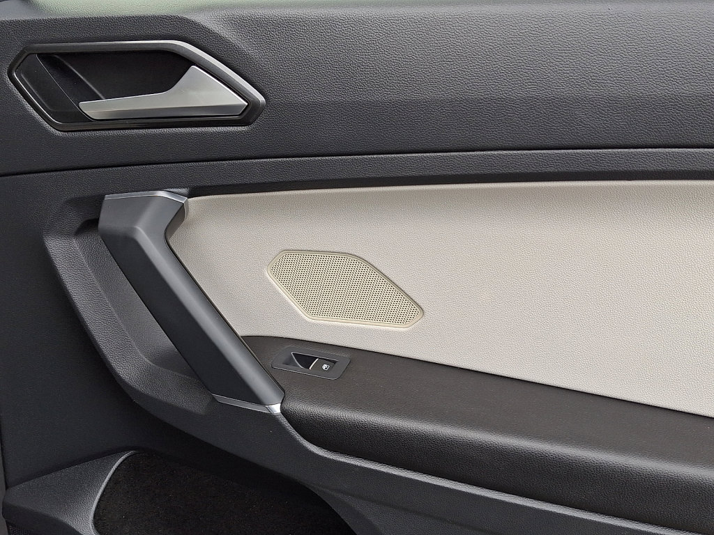 Used 2018 Volkswagen Tiguan SE w/ Front Fog Lights Package image 10