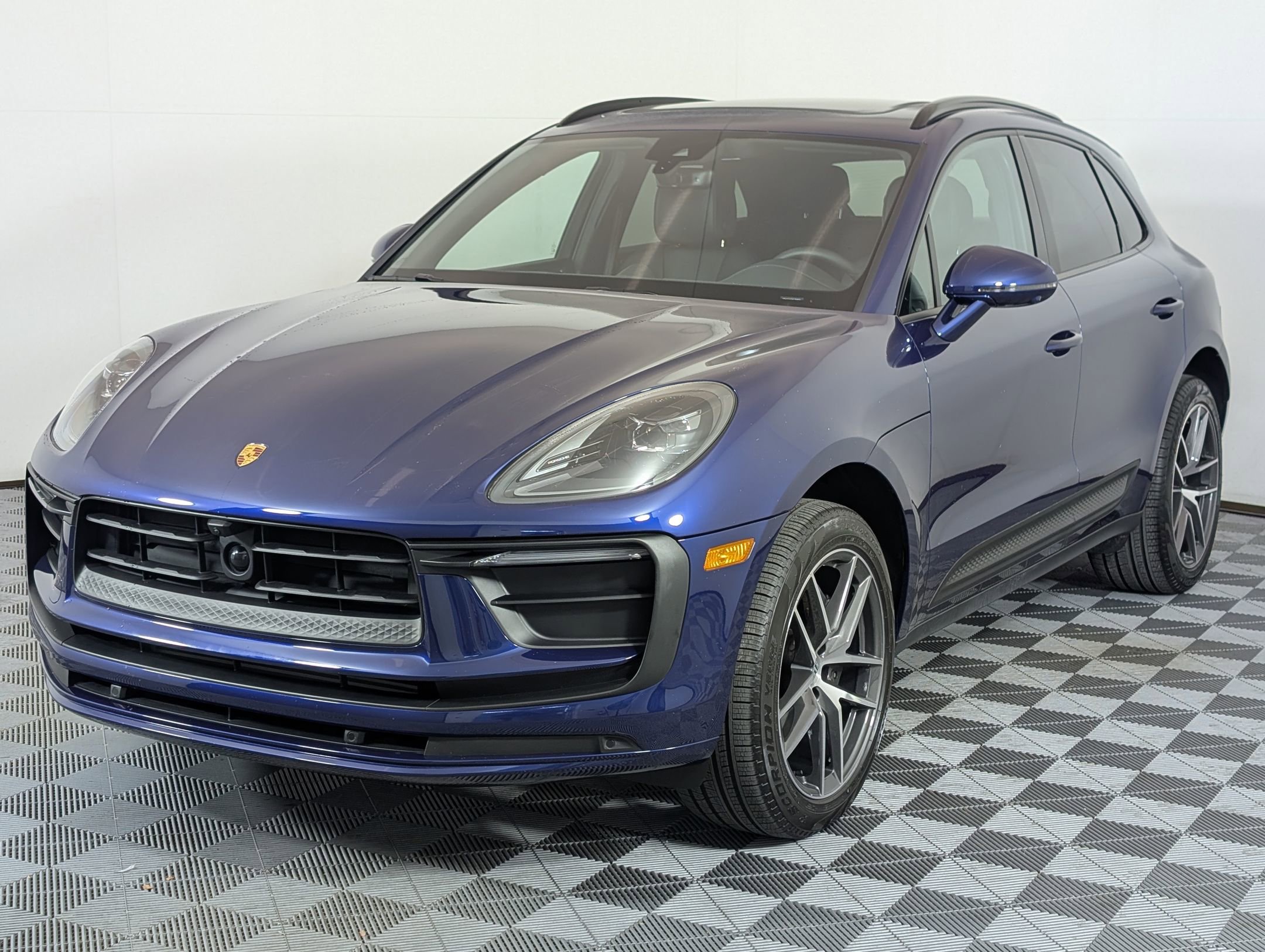 Certified 2025 Porsche Macan image 1