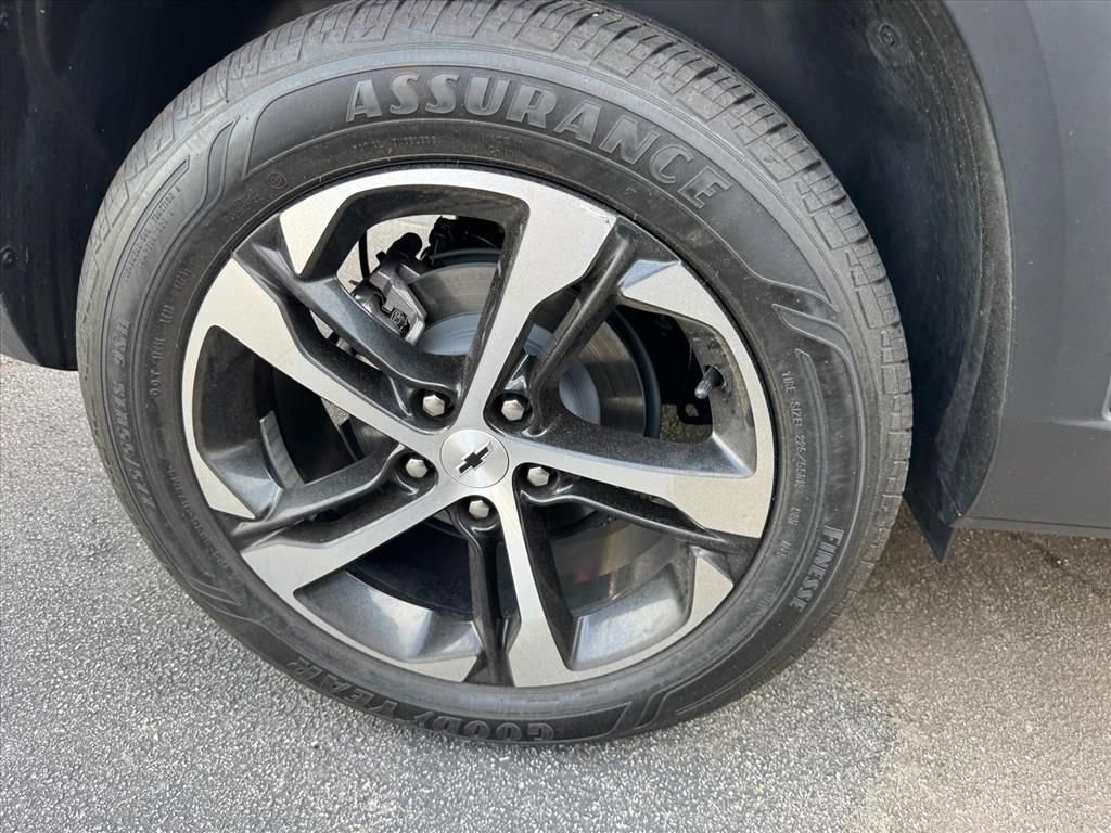 Used 2025 Chevrolet Trax RS w/ Sunroof Package FWD image 4