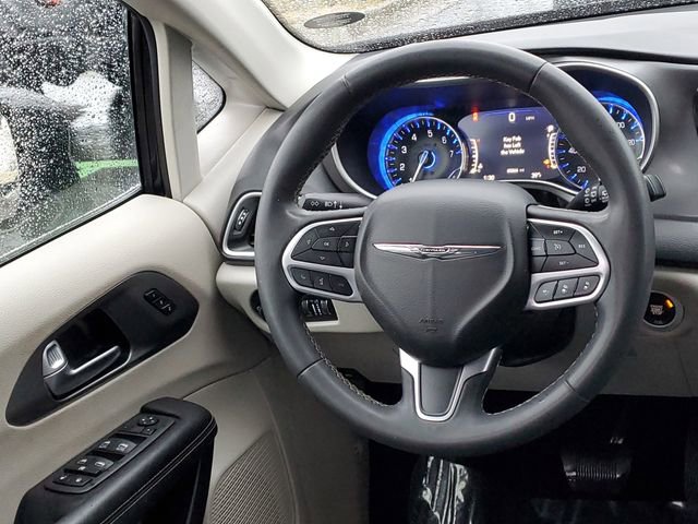 Used 2022 Chrysler Pacifica Touring-L image 23