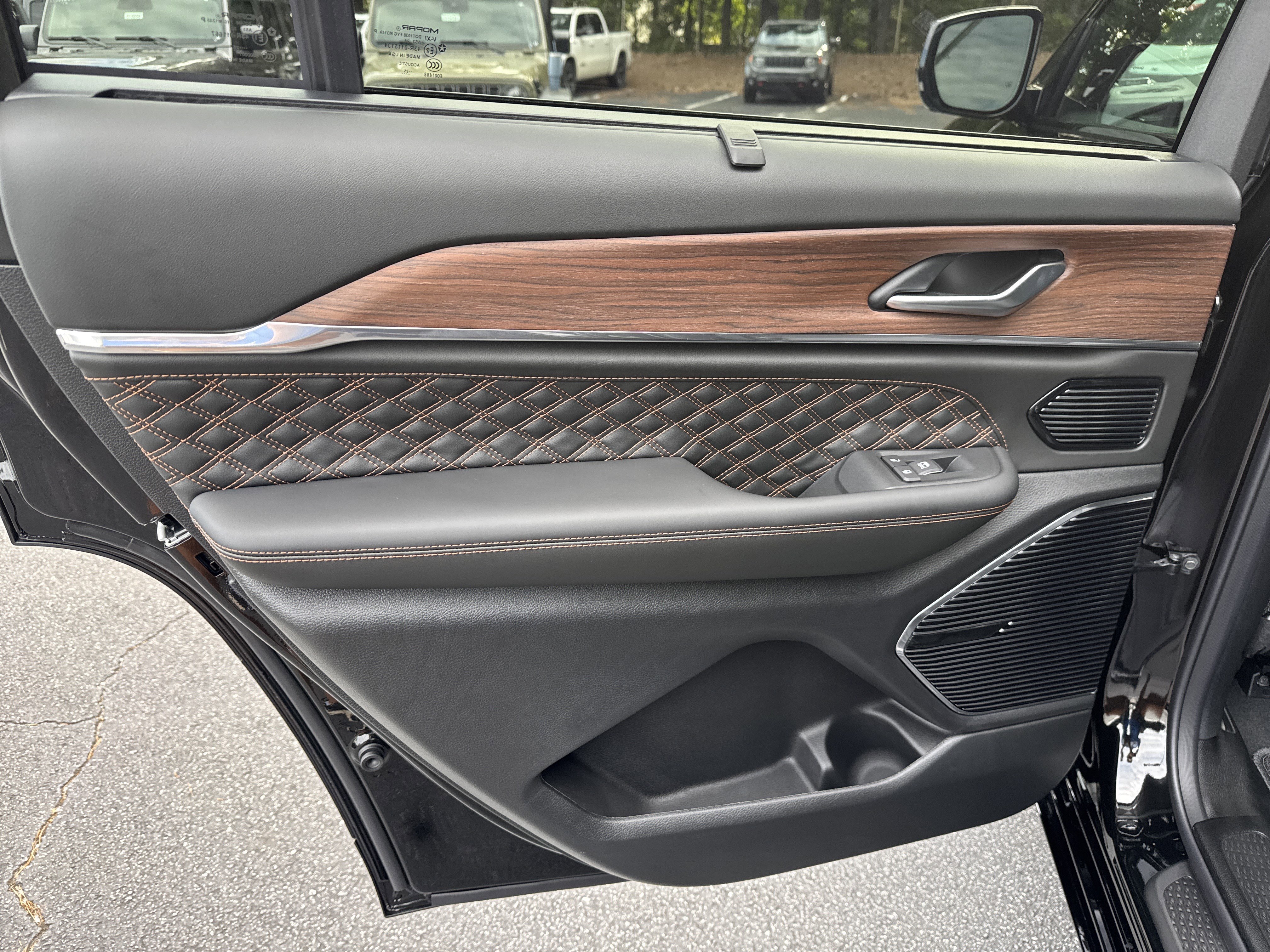 New 2025 Jeep Grand Cherokee L Summit w/ Obsidian Package image 27