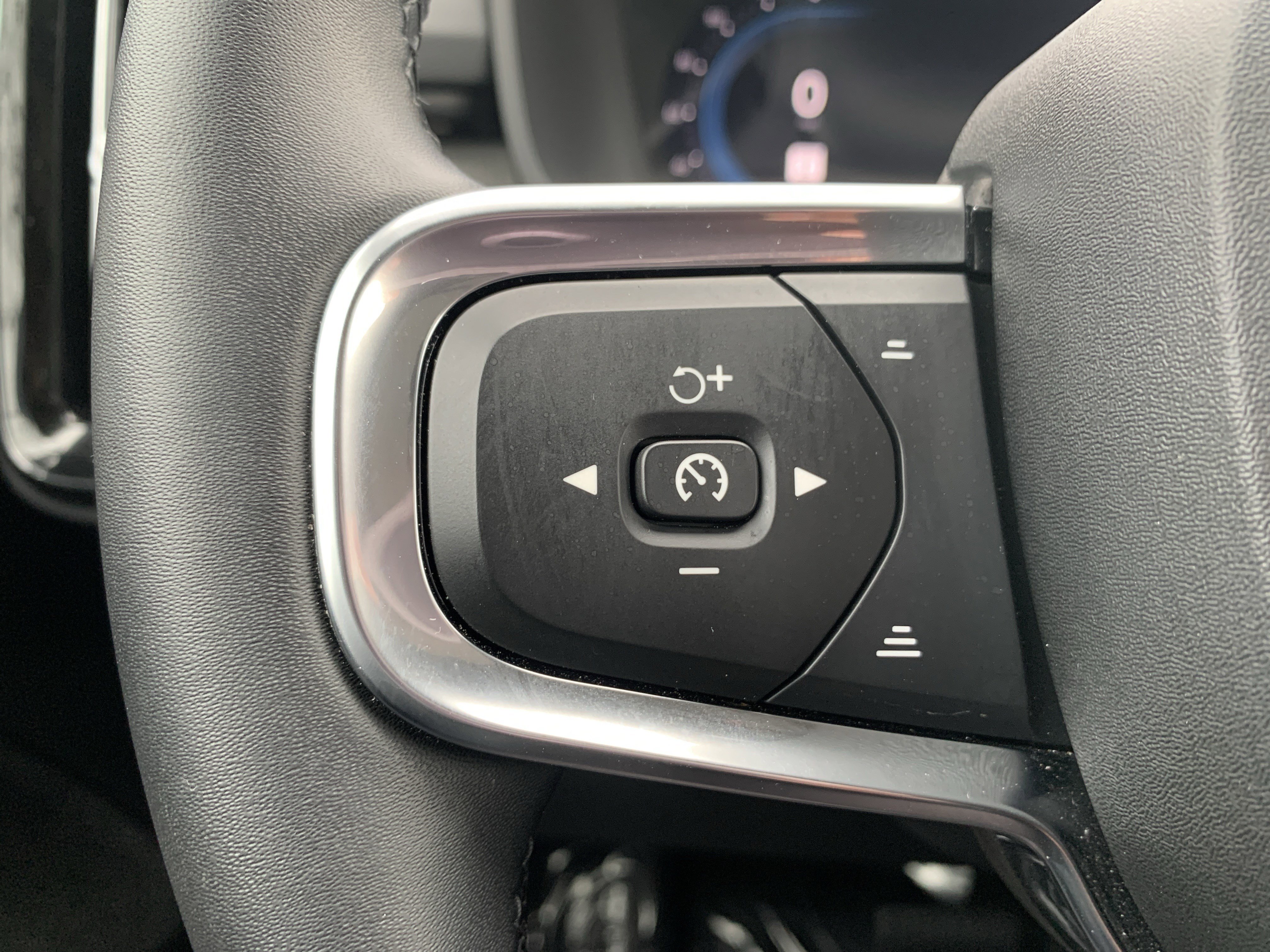 Used 2025 Volvo XC40 B5 Core image 19