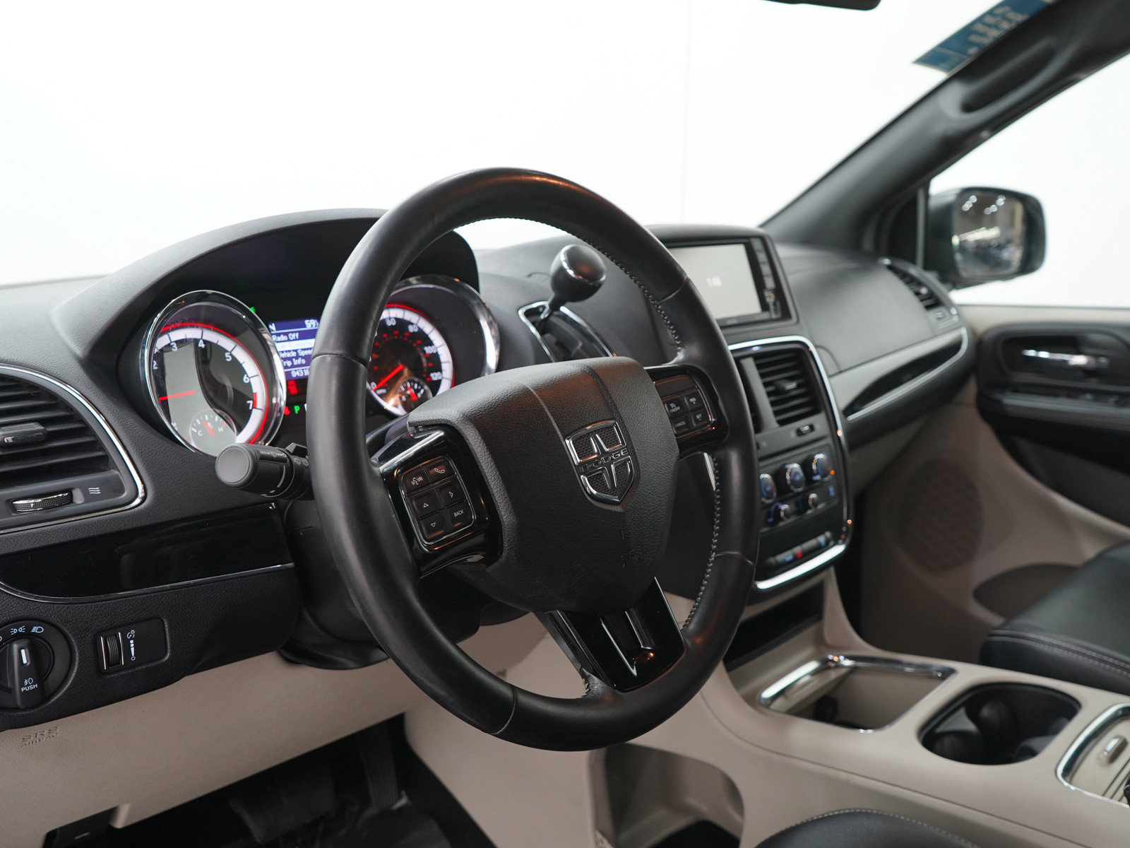 Used 2019 Dodge Grand Caravan SXT w/ Rear Park Assist Package FWD image 27