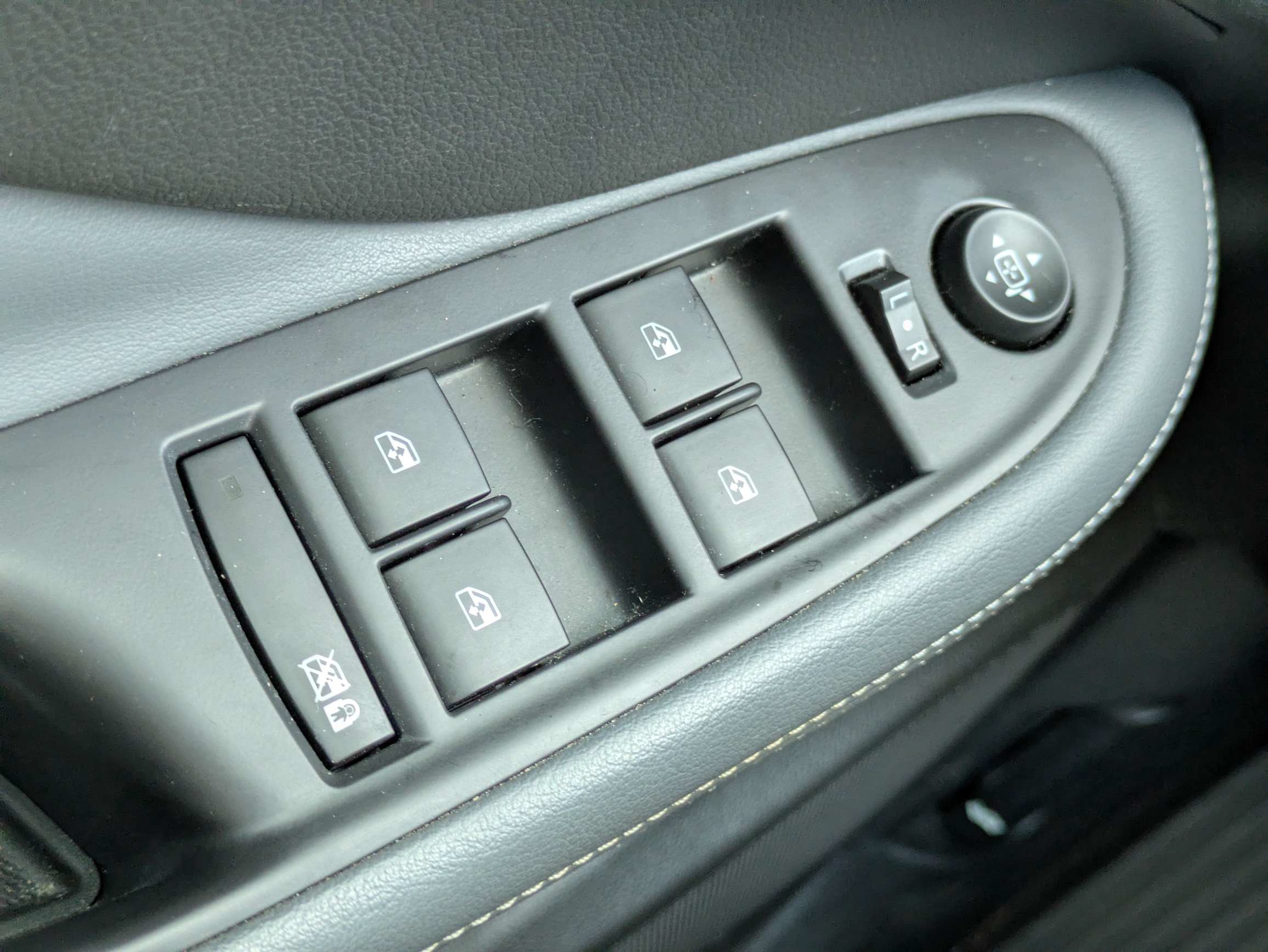 Used 2020 Buick Envision Essence FWD image 12