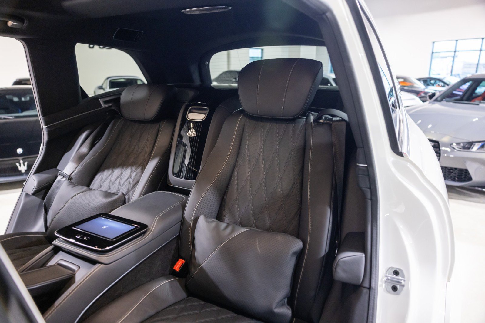 Used 2024 Mercedes-Benz Maybach GLS 600 4MATIC image 35