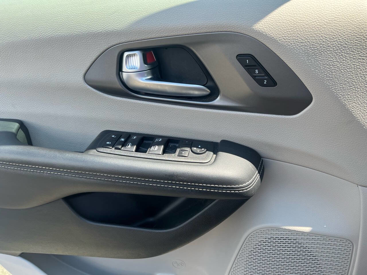 Used 2023 Chrysler Pacifica Touring-L image 19