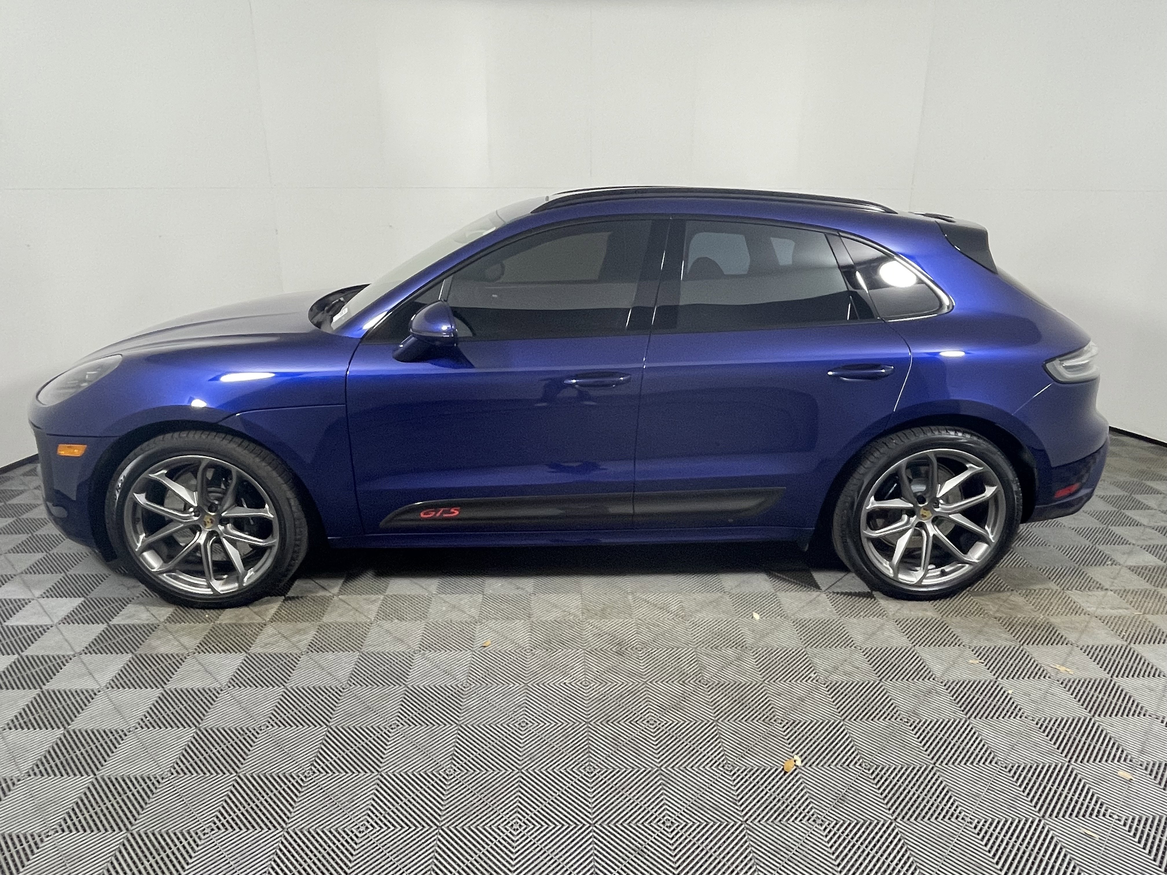 Certified 2024 Porsche Macan GTS image 2