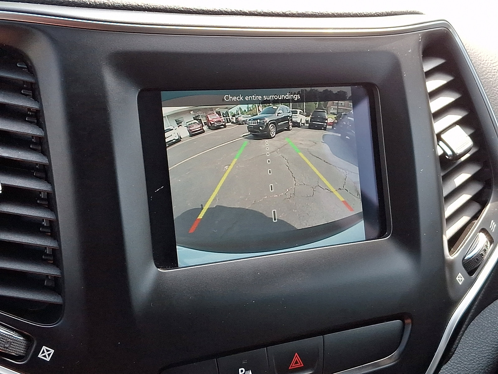 Certified 2020 Jeep Cherokee Latitude Plus AWD/4WD image 17