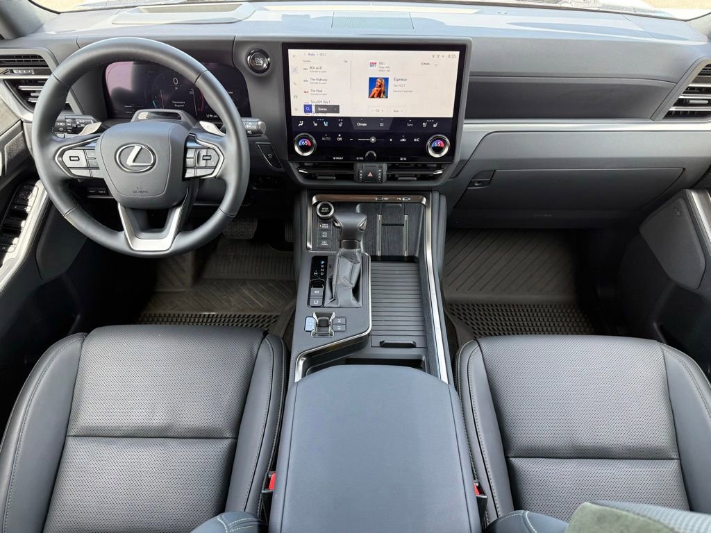 Used 2025 Lexus GX 550 w/ Accessory Package (32) AWD/4WD image 4