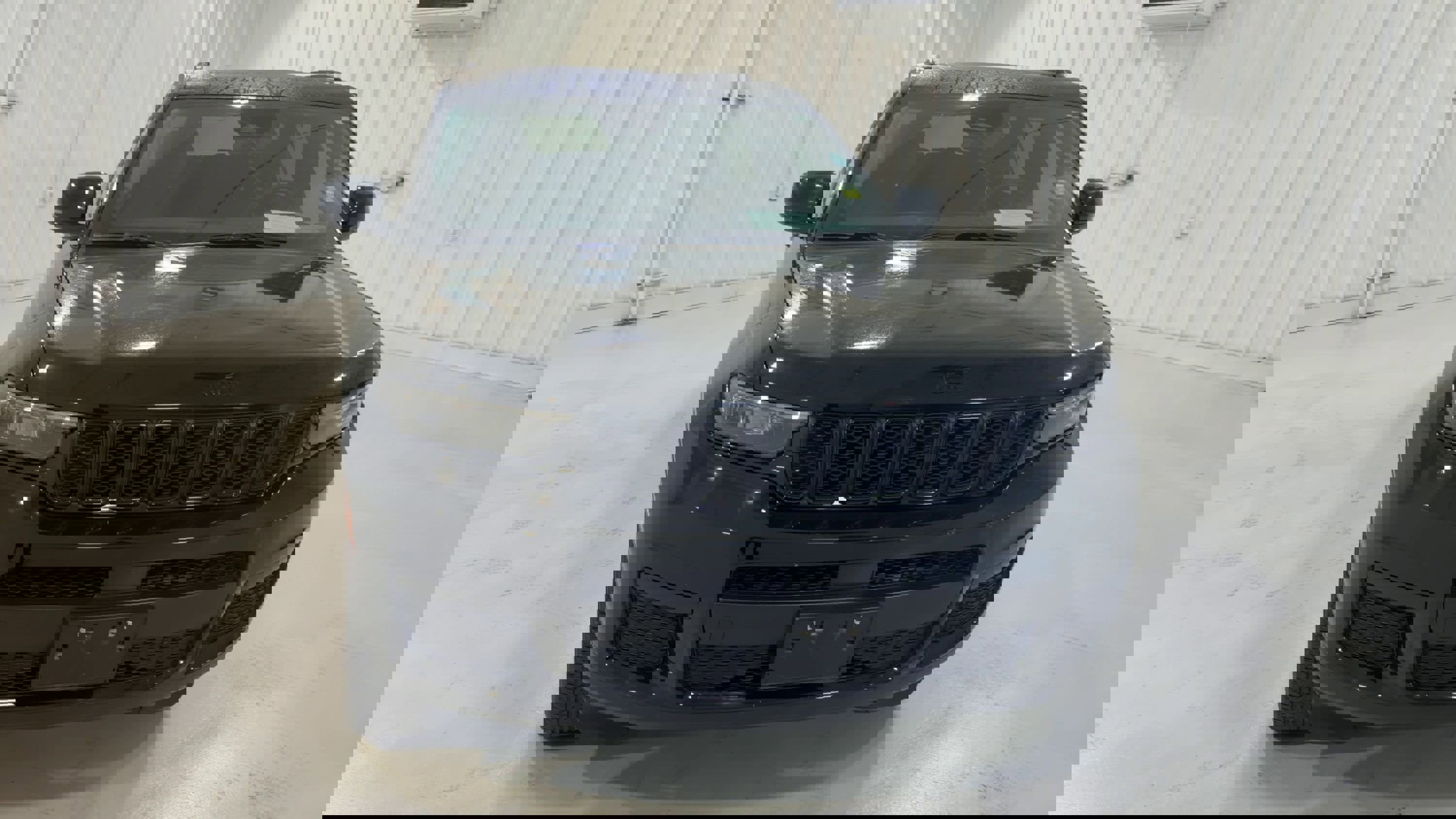 Used 2023 Jeep Grand Cherokee L Laredo image 4