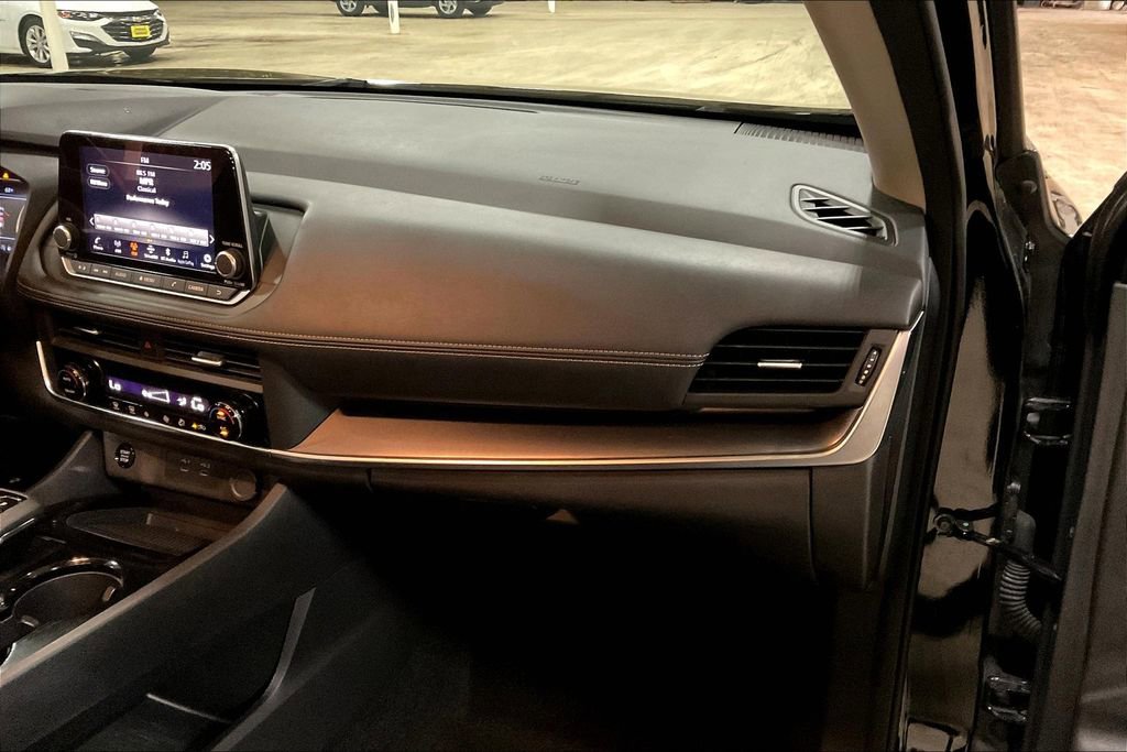 Used 2024 Nissan Rogue SV image 15