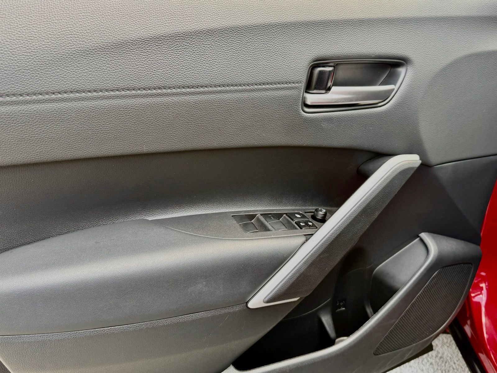 Used 2025 Toyota Corolla Cross XLE w/ Convenience Package FWD image 21