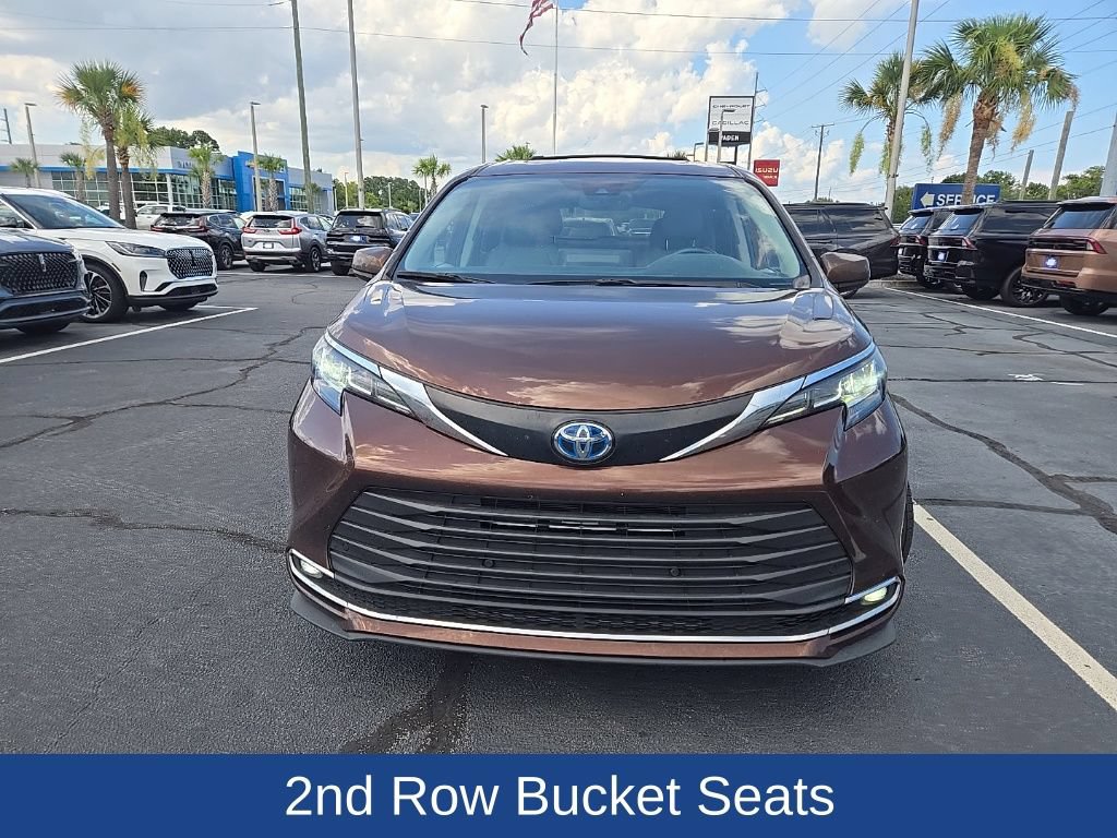 Used 2021 Toyota Sienna XLE AWD/4WD image 3