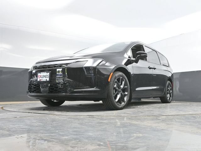 New 2027 Chrysler Pacifica Limited FWD image 52