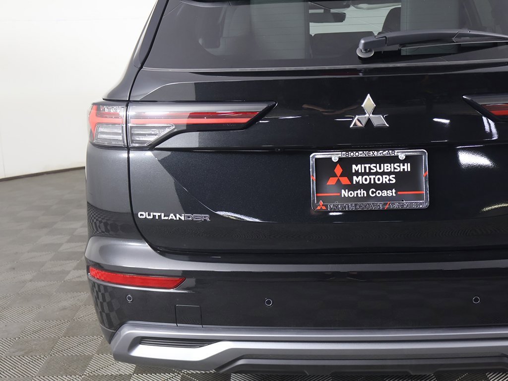 New 2025 Mitsubishi Outlander SE image 18
