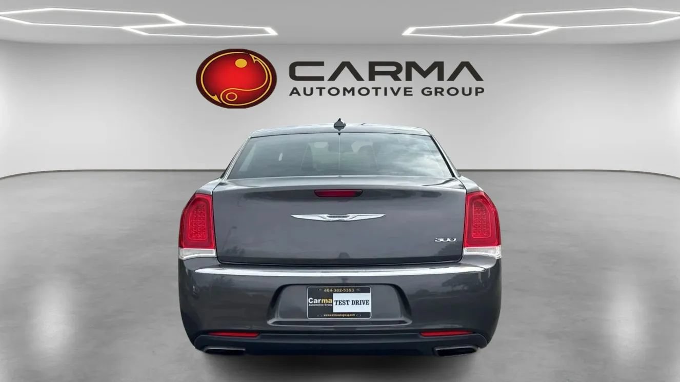 Used 2015 Chrysler 300 Limited RWD image 4