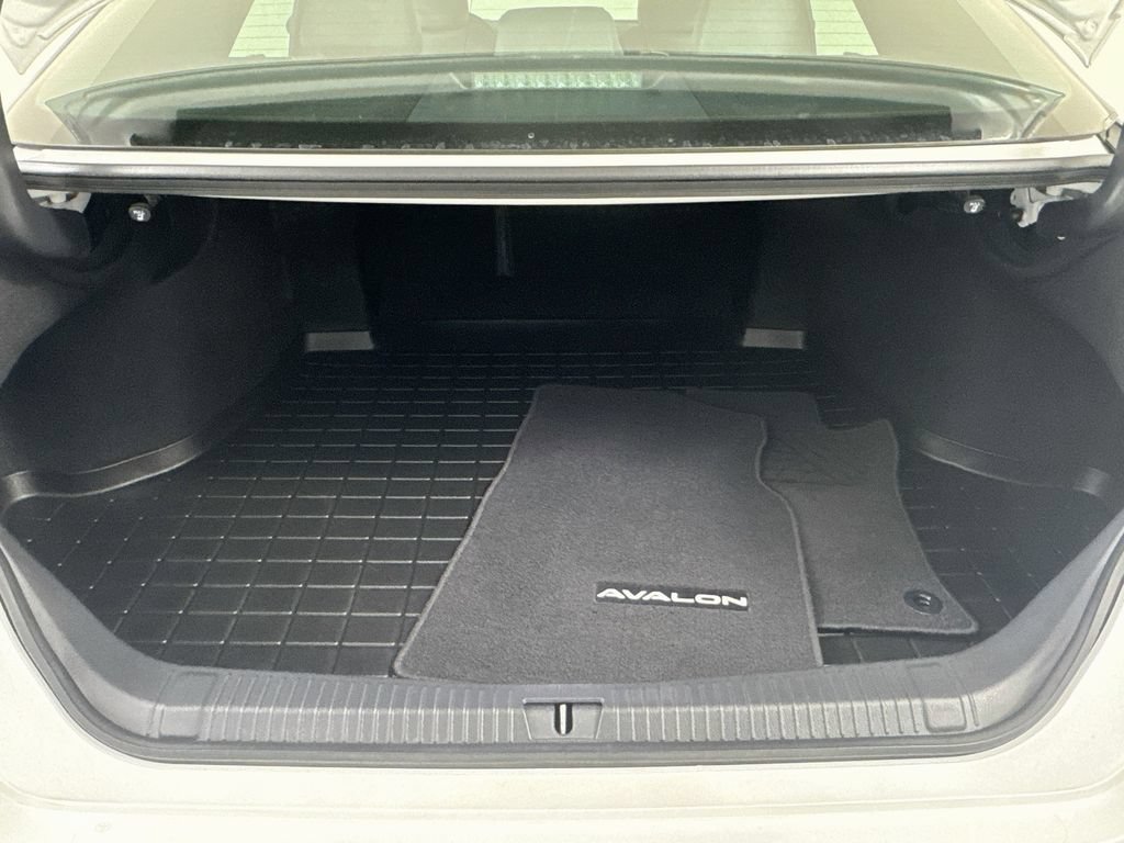 Used 2022 Toyota Avalon XLE w/ Moonroof Package FWD image 27