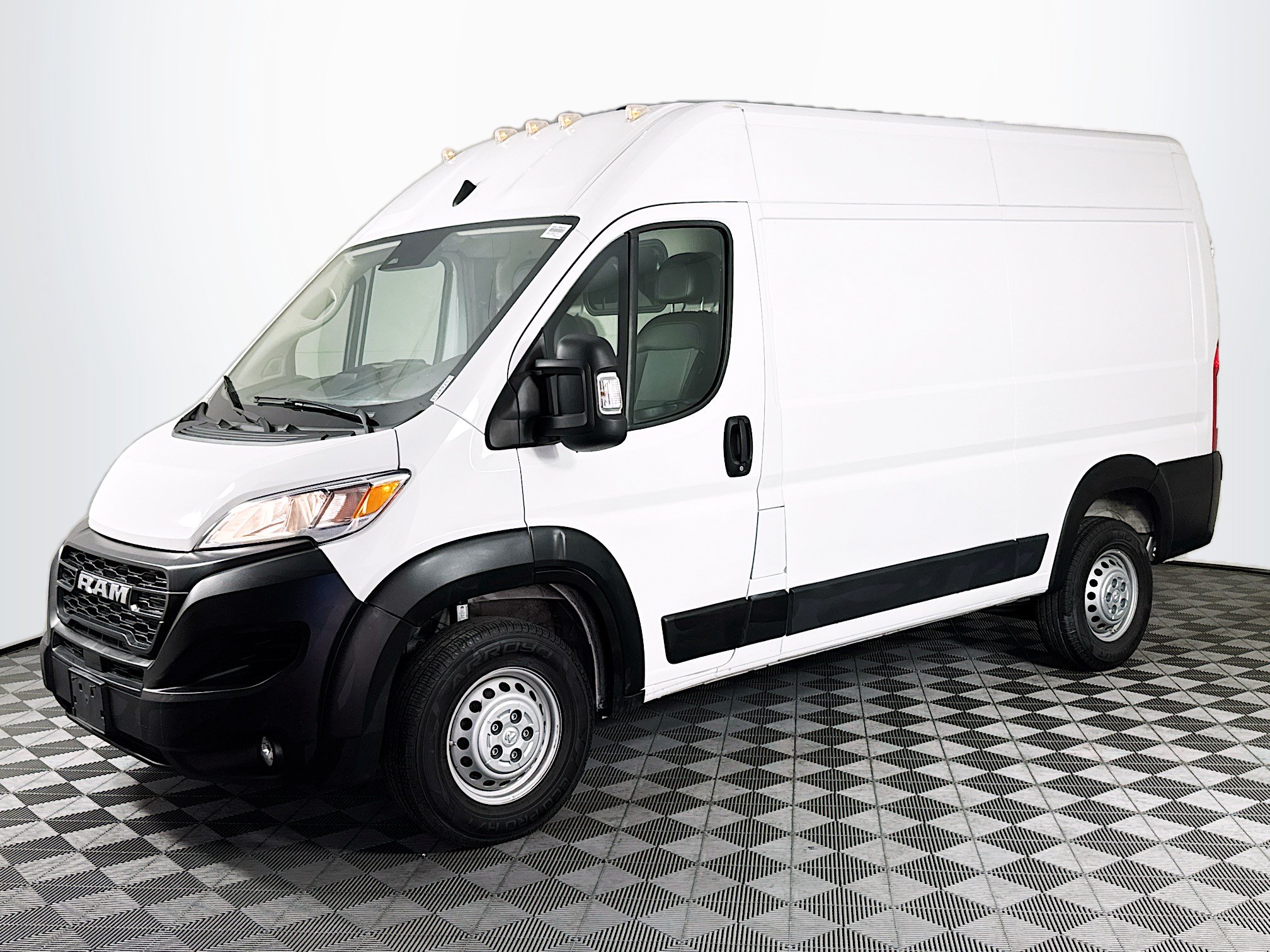 Used 2025 RAM ProMaster 2500 w/ Convenience Group FWD image 4