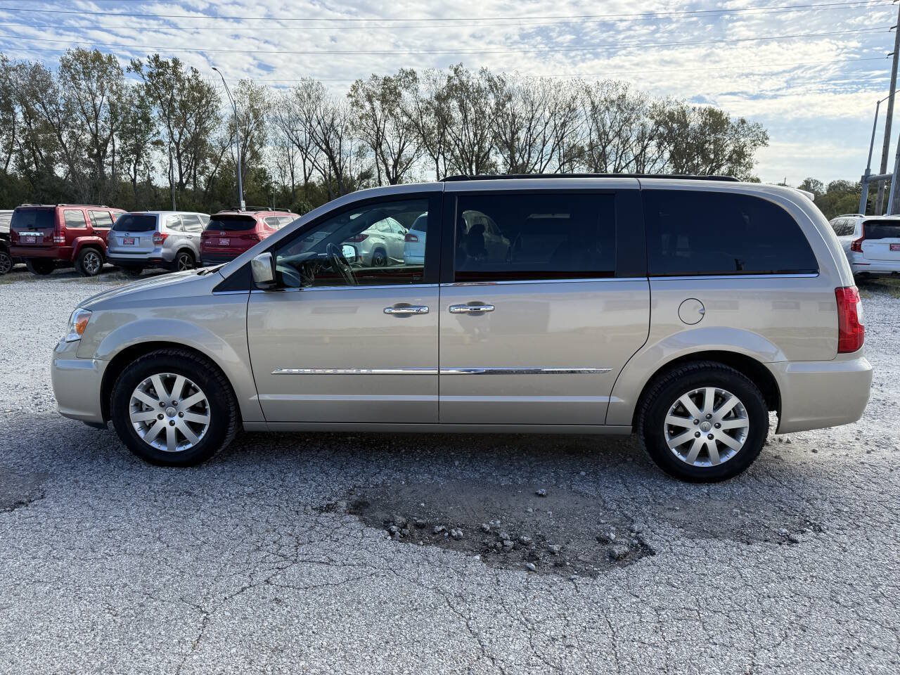 Used 2015 Chrysler Town & Country Touring w/ Driver Convenience Group FWD image 6