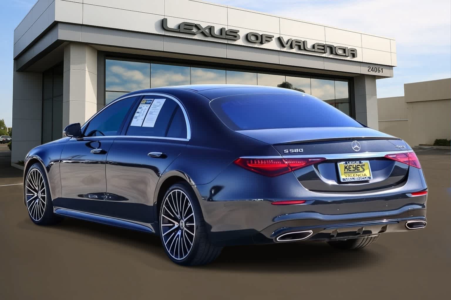 Used 2022 Mercedes-Benz S 580 4MATIC Sedan image 2