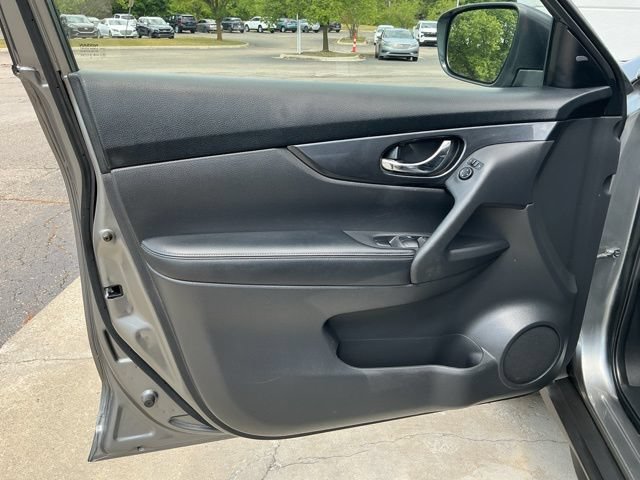 Used 2020 Nissan Rogue SV FWD image 17