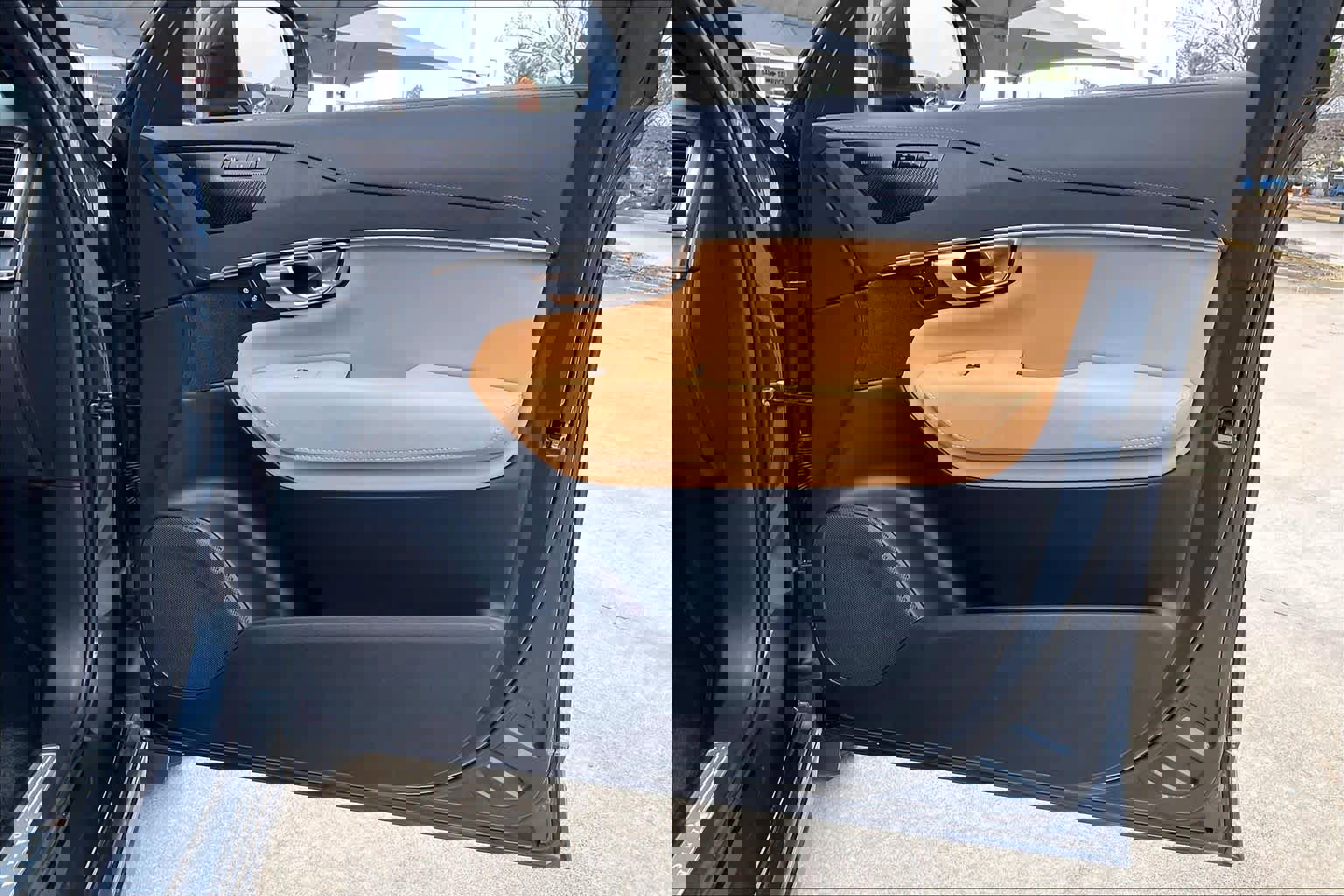 Used 2024 Volvo XC90 B6 Ultimate w/ Lounge Package image 22