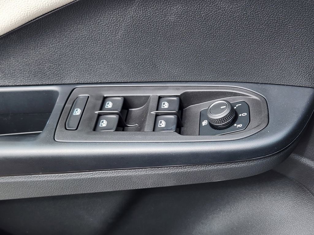 New 2025 Volkswagen Taos SEL image 4