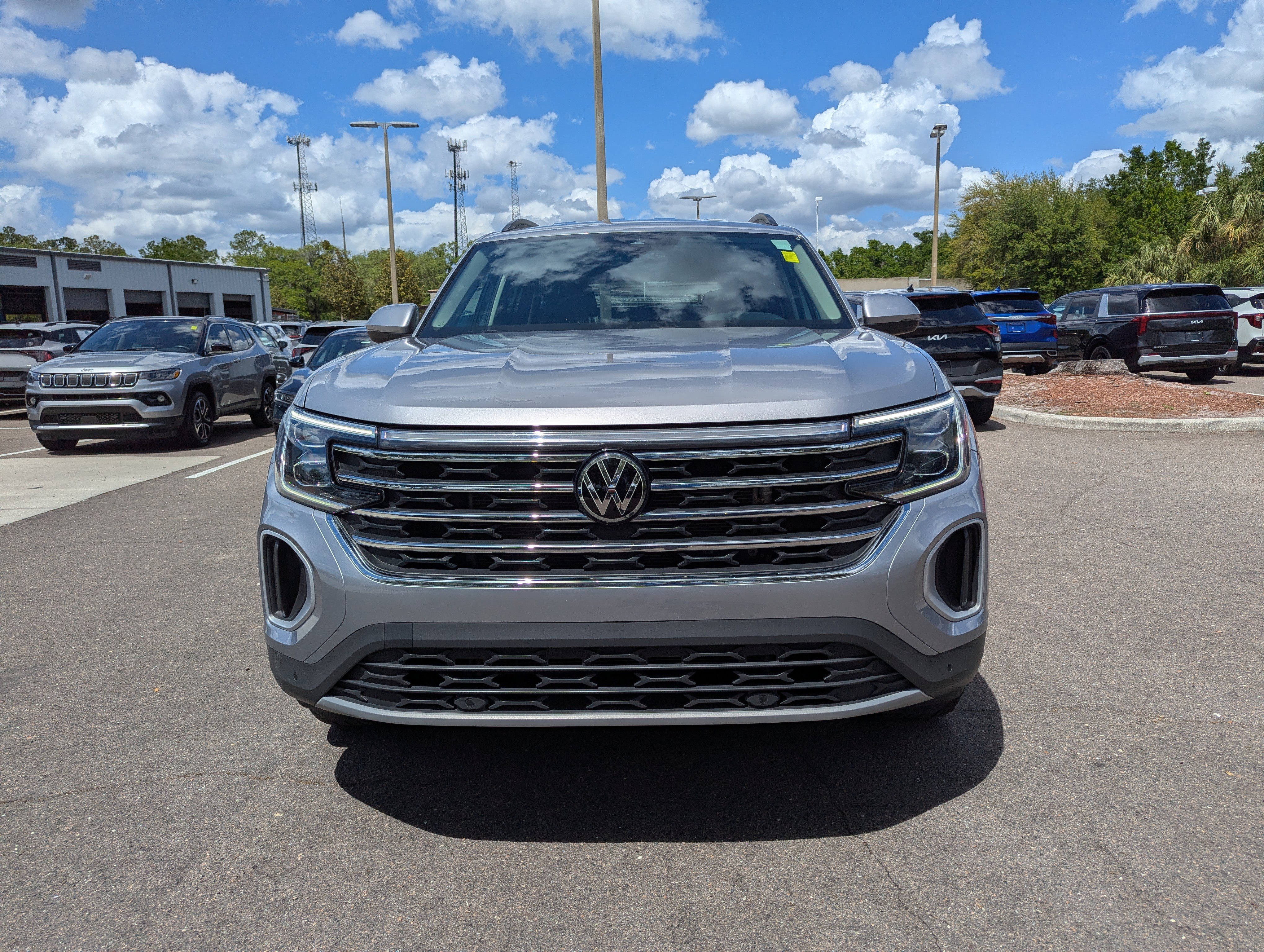 Used 2025 Volkswagen Atlas SE image 3