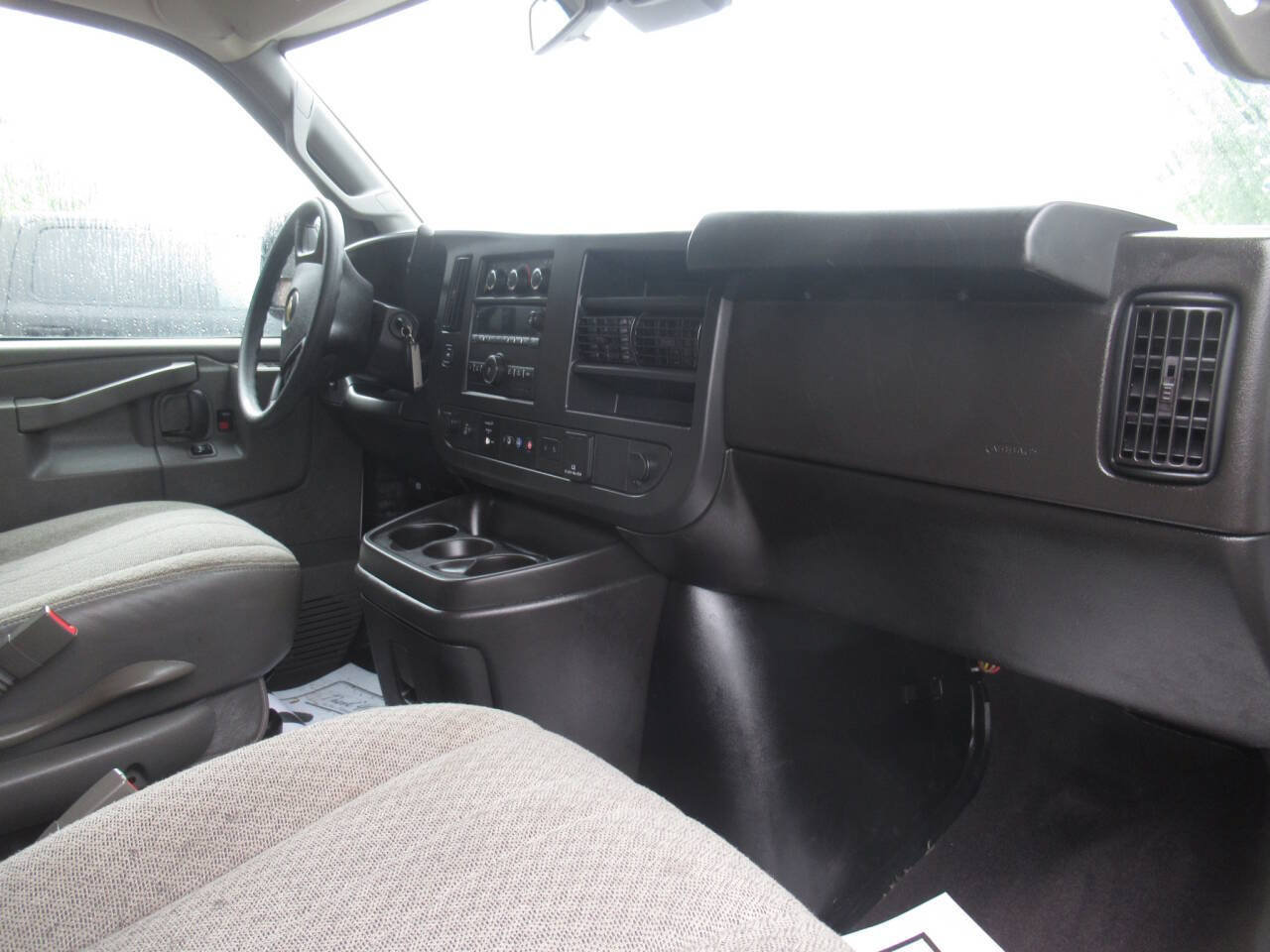 Used 2025 Chevrolet Express 3500 LT w/ LT Preferred Equipment Group RWD image 6