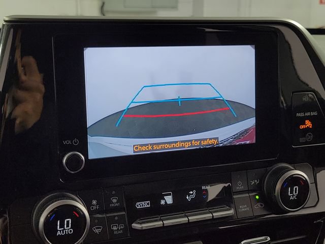 Used 2024 Toyota Highlander LE FWD image 21