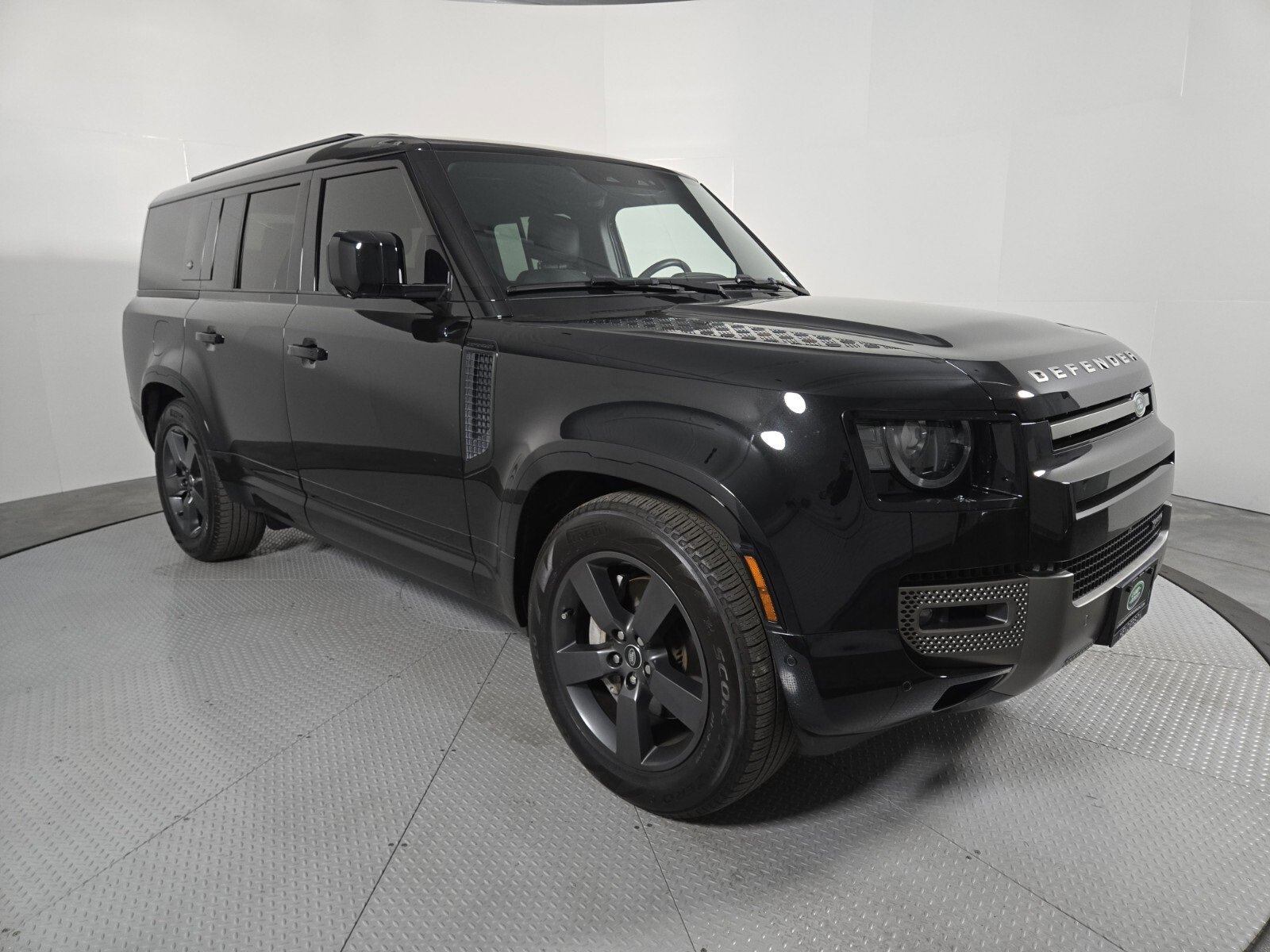 Used 2023 Land Rover Defender 130 X-Dynamic SE image 3