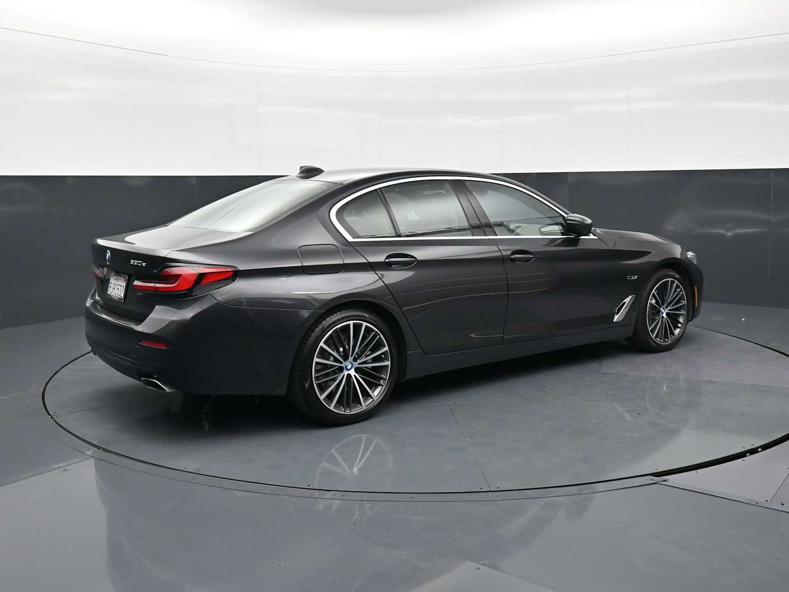 Used 2022 BMW 530e w/ Executive Package RWD image 5