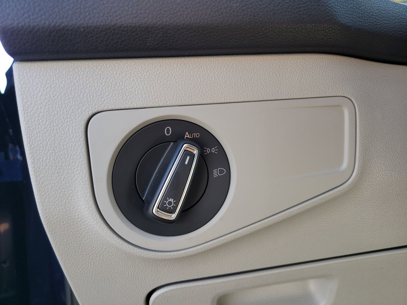 Used 2024 Volkswagen Tiguan SE image 32