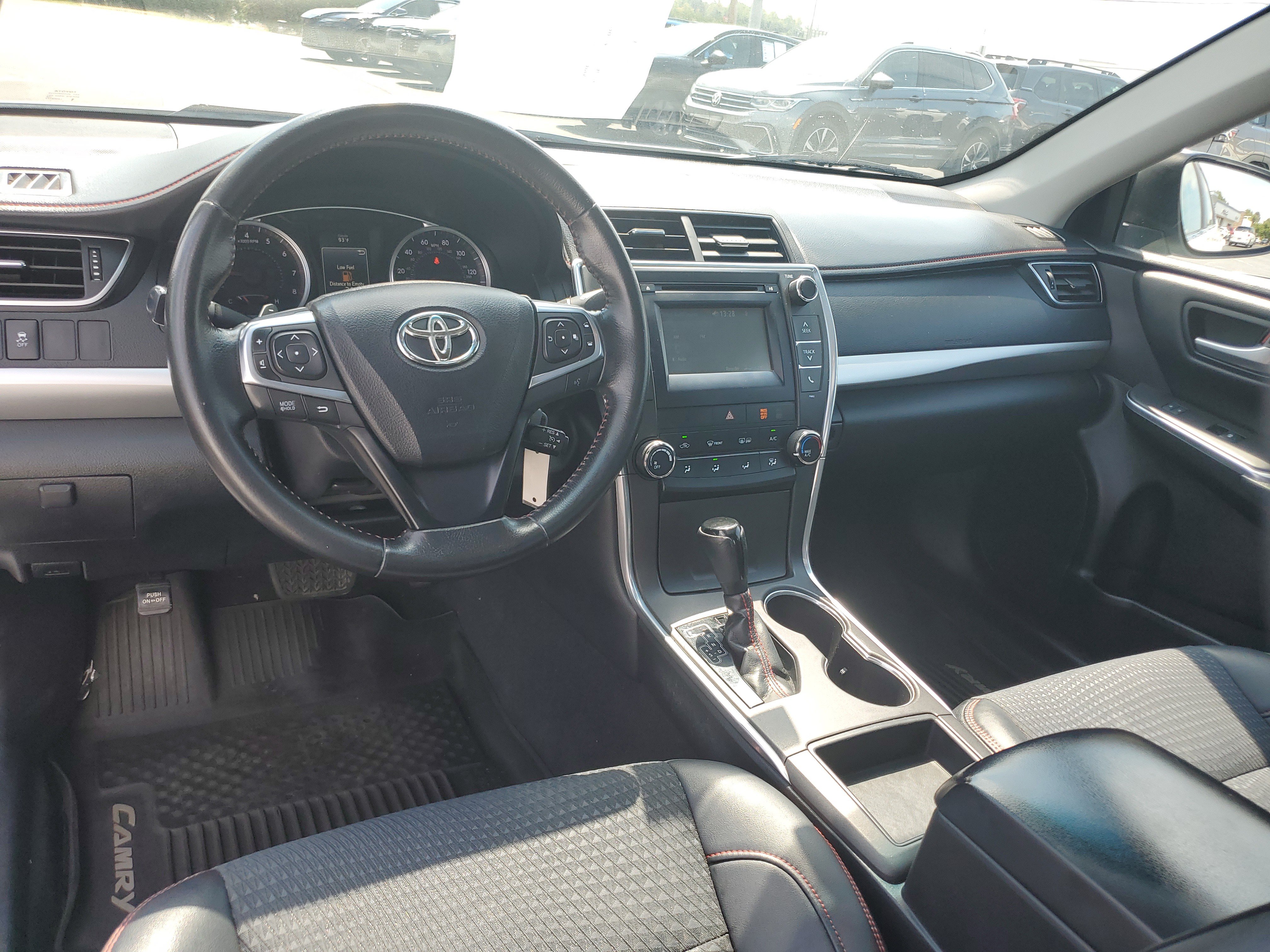 Used 2015 Toyota Camry SE w/ Moonroof Package FWD image 10