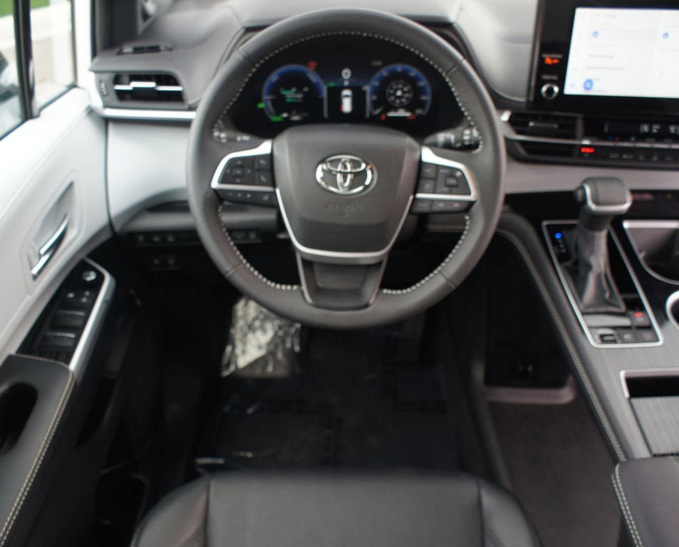 Used 2025 Toyota Sienna XSE w/ XSE Plus Package FWD image 5