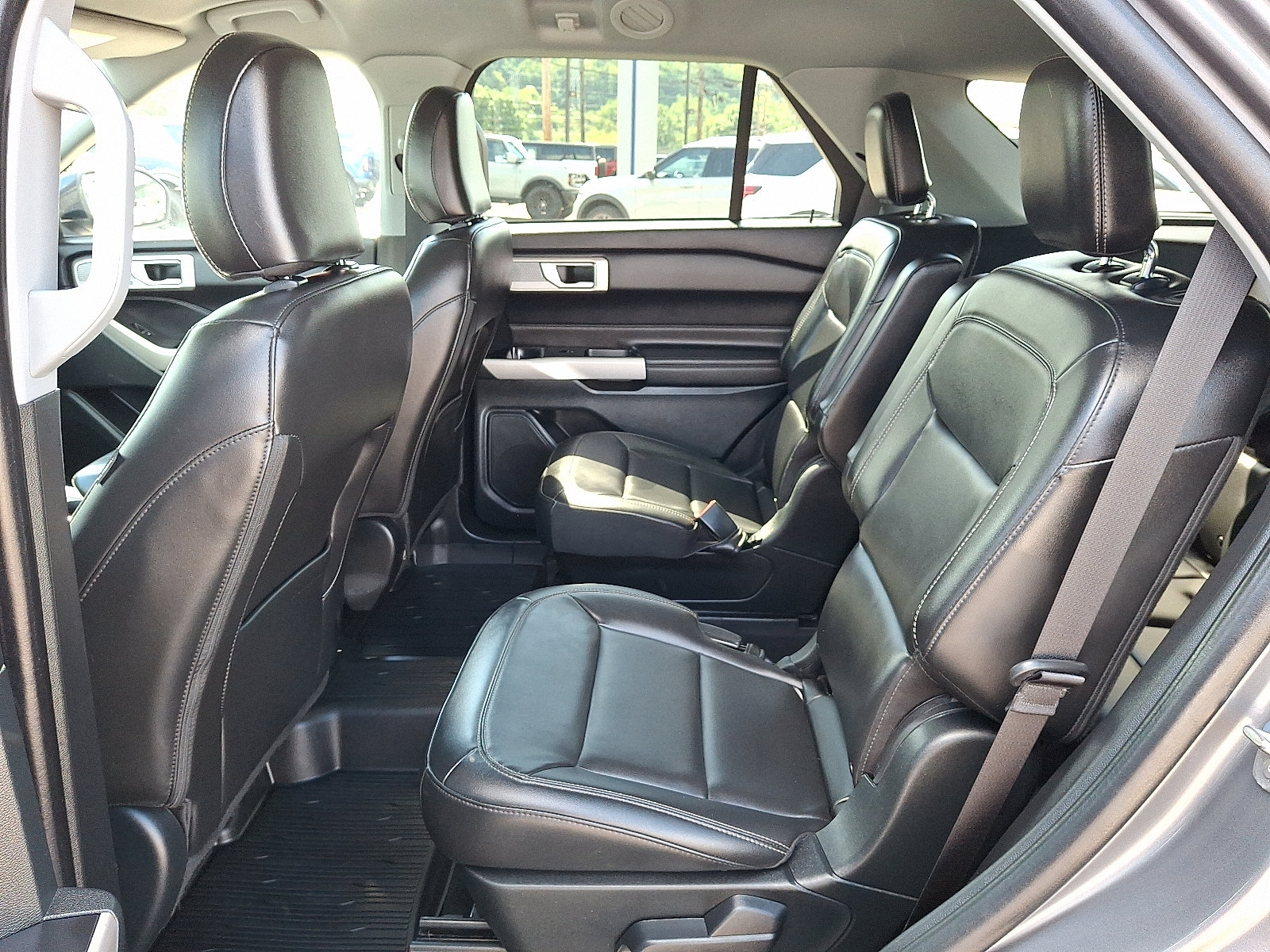 Used 2024 Ford Explorer XLT w/ Equipment Group 202A AWD/4WD image 10