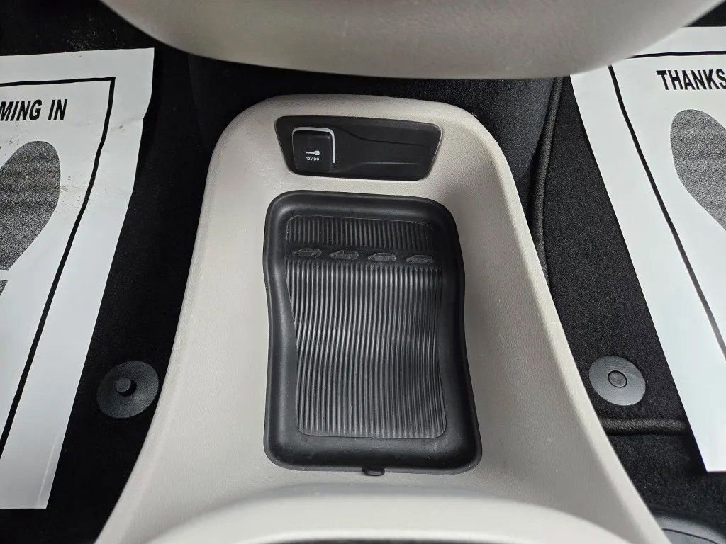 Used 2024 Chrysler Pacifica Select FWD image 24