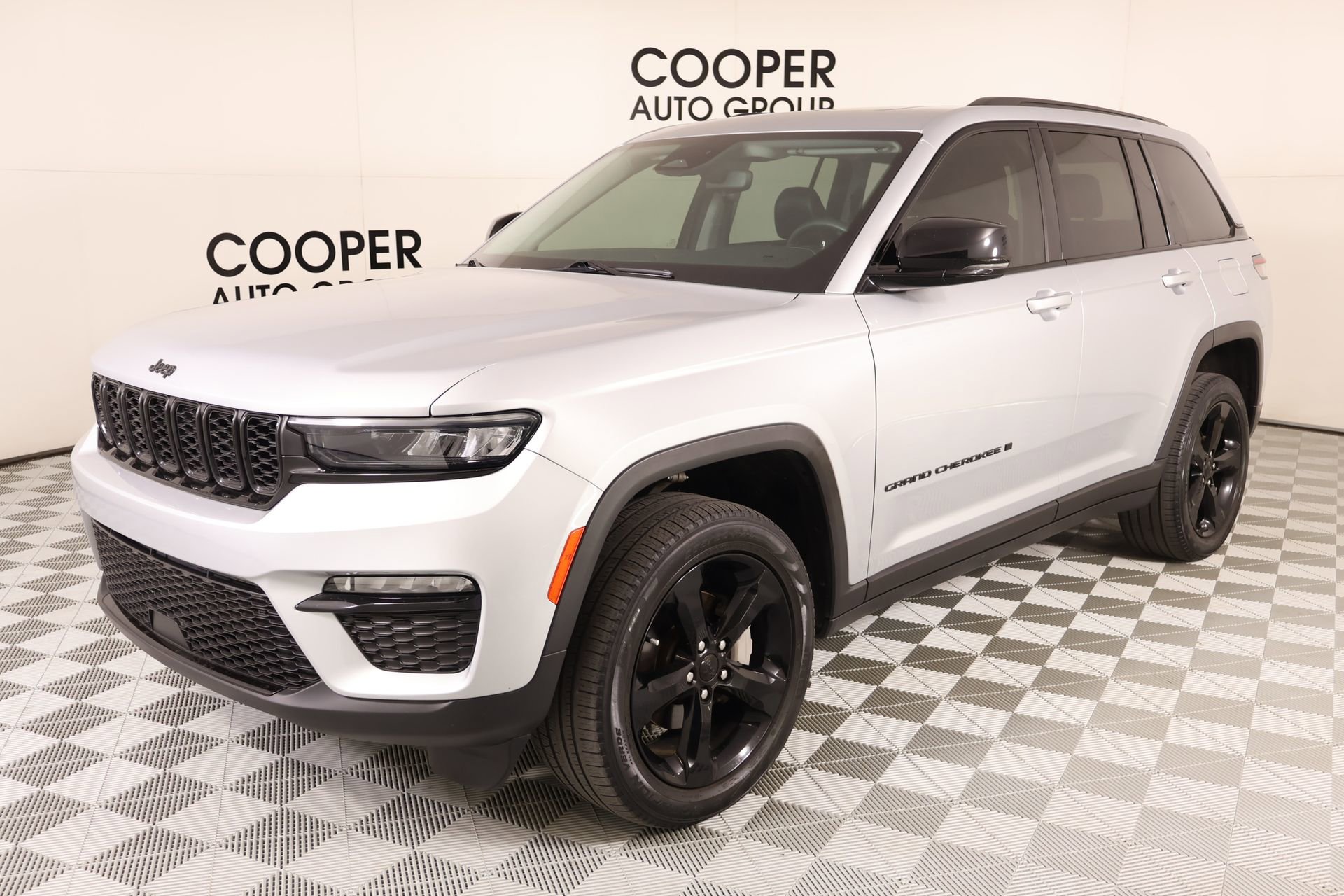 Used 2023 Jeep Grand Cherokee Limited w/ Black Appearance Package AWD/4WD image 11