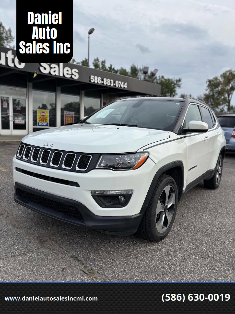 Used 2018 Jeep Compass Latitude w/ Mopar Graphics Package image 1