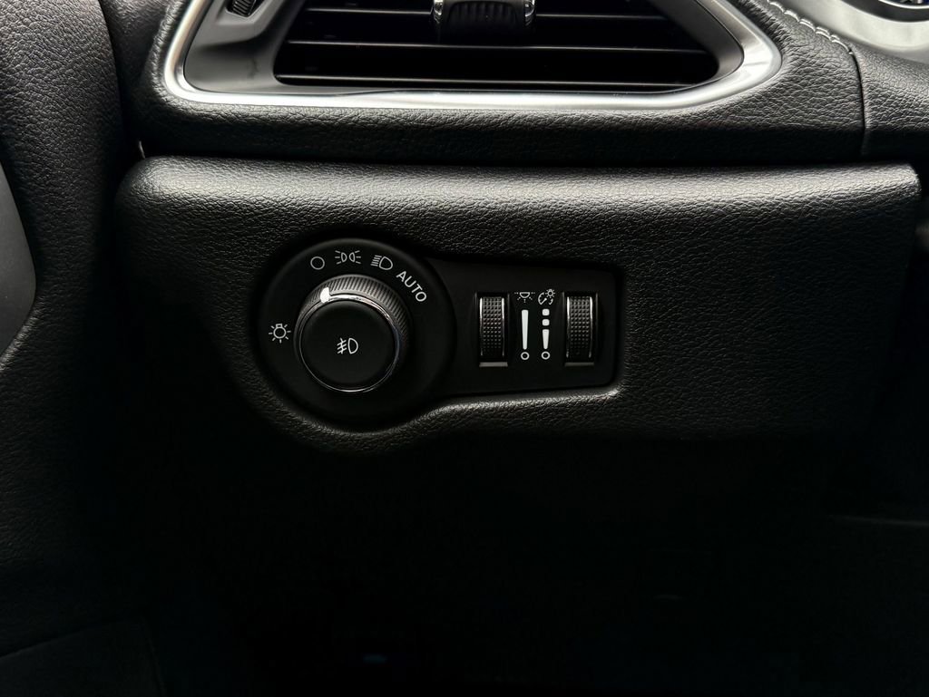 New 2026 Chrysler Pacifica Limited w/ Uconnect Theater Family Group image 17