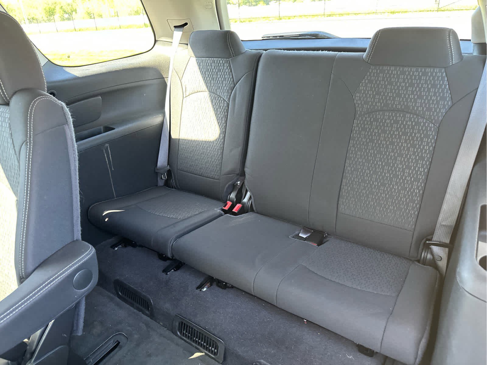 Used 2015 GMC Acadia SLE FWD image 16