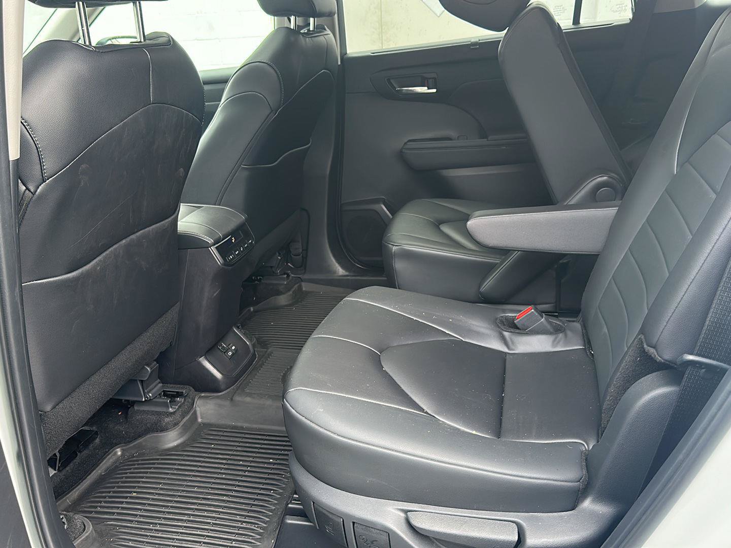 Used 2024 Toyota Highlander XLE AWD/4WD image 10