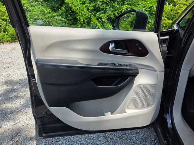 Used 2020 Chrysler Pacifica Limited FWD image 16