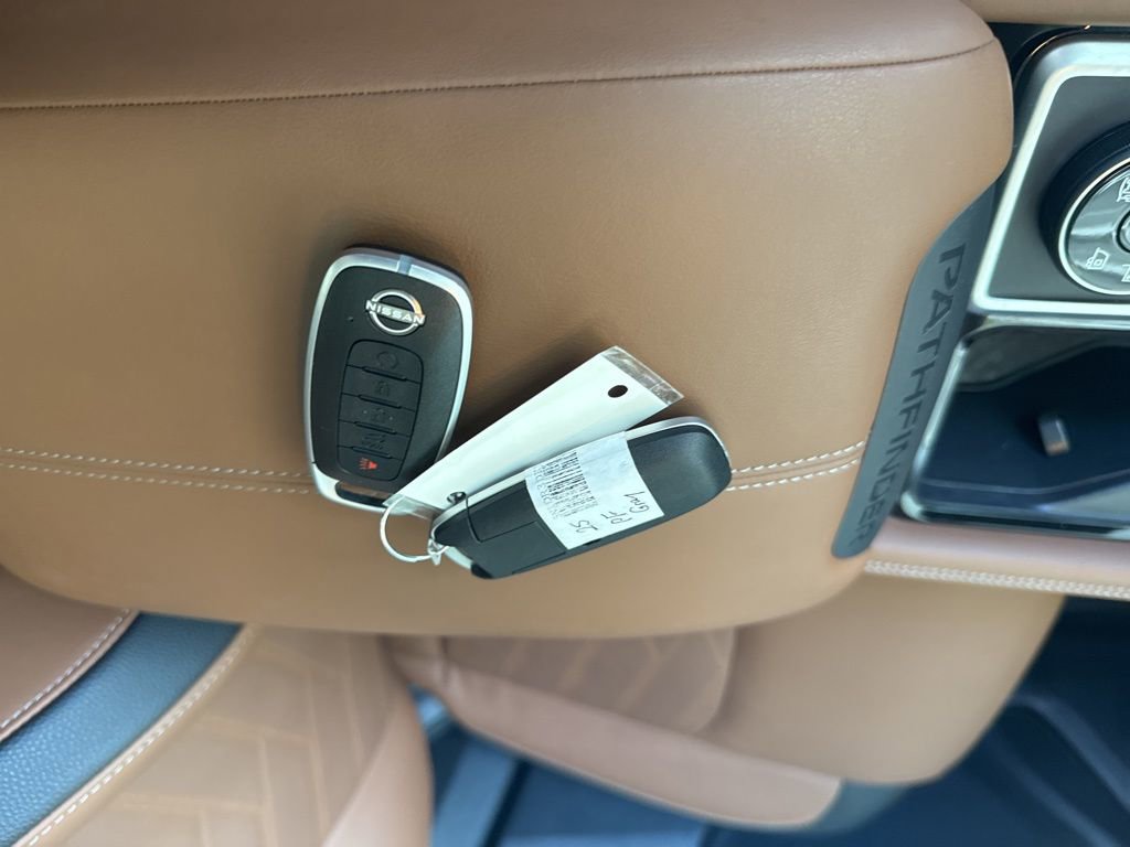 Used 2025 Nissan Pathfinder Platinum AWD/4WD image 18